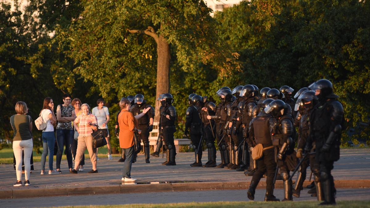 ОМОНовец снял каску и перешел на сторону протестующих в Минске (видео)